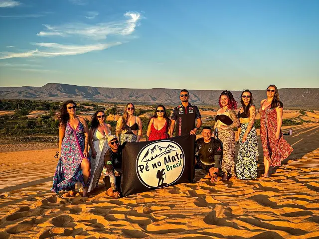 Grupo nas dunas do Jalapão ao pôr do sol