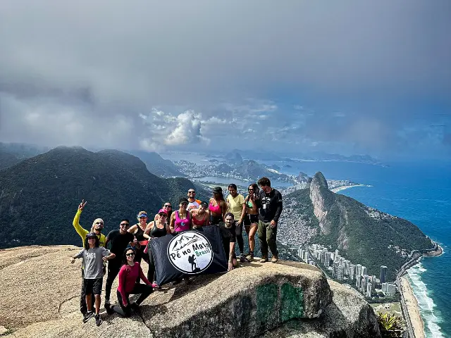 Grupo em um mirante à beira-mar